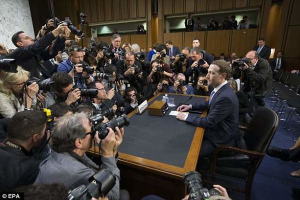 Facebook创始人扎克伯格为数据泄露道歉